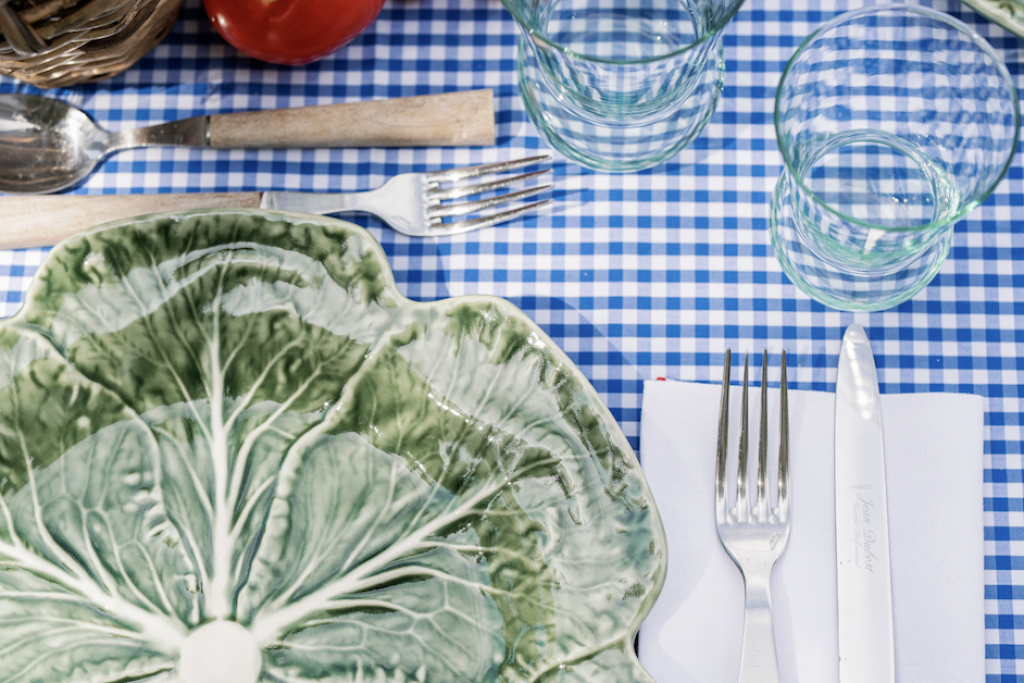 White linen napkin with red stitching - Image 0