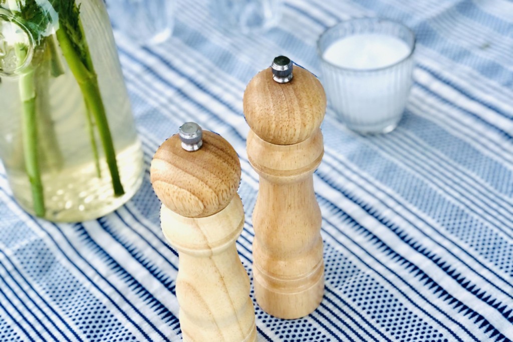 Wooden mill salt & pepper set - Image 1